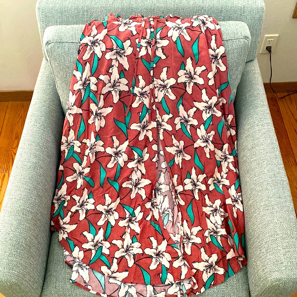 Beautiful floral summer skirt! Flowy, flouncy, and fun! Lightweight material.
